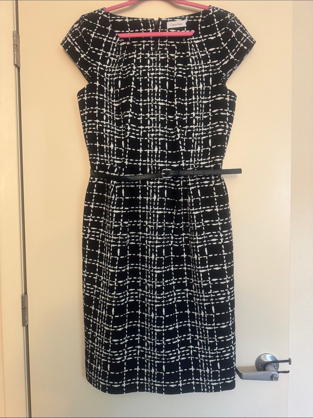 Calvin Klein Black and White Patterned Cap-Sleeve Sheath Dress 10 Lined Belted